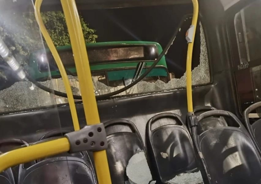 Engavetamento com três ônibus deixa 9 pessoas feridas na Avenida Contorno